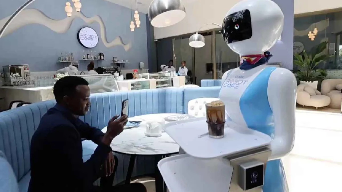 Robot café: restaurante atendido por un androide en Kenia