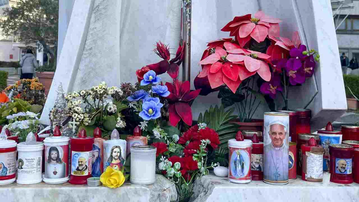 El papa ya no necesita ventilación mecánica por las noches y la infección está controlada