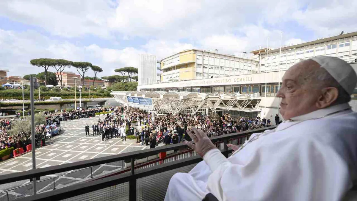 El médico que trató al papa: “Tuvimos que elegir entre dejarlo ir o probar con todo”
