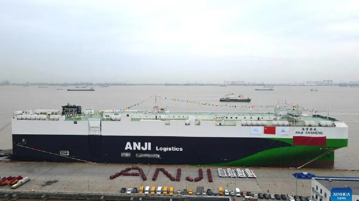 Zarpa el buque carguero de autos más grande del mundo construido por China