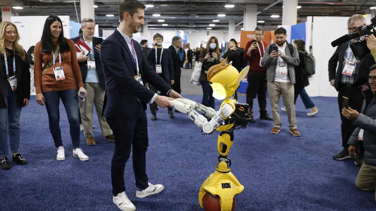 Robots con IA, televisiones transparentes o gafas para oír mejor, novedades de CES 2024