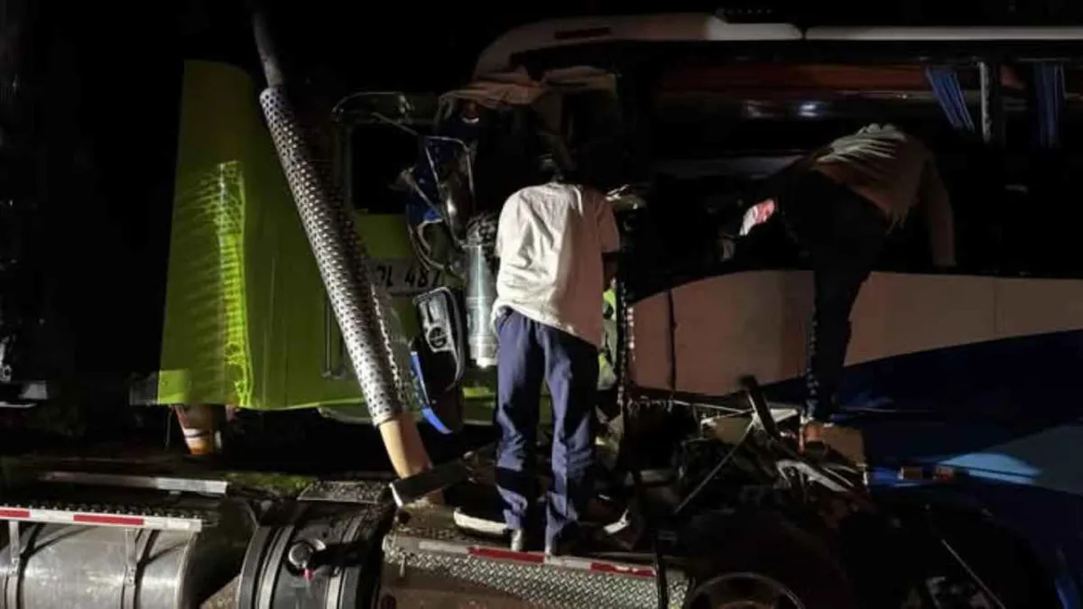 Al menos dos muertos y 37 heridos por choque de bus y camión en Guachaca