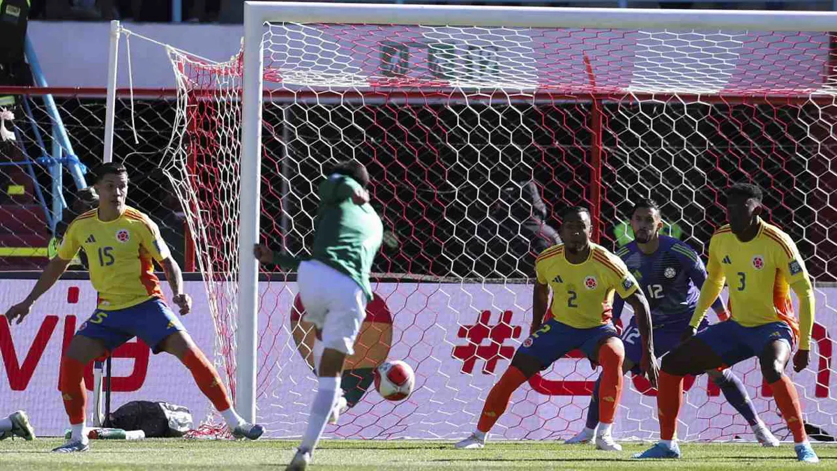Con tremendo golazo y con 10 hombres, Bolivia derrota 1-0 a Colombia