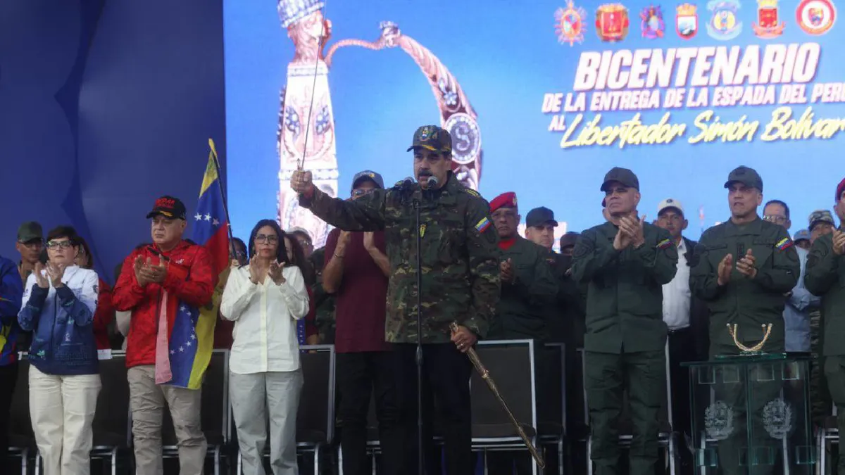 Maduro exhibe la espada de Simón Bolívar en marcha contra el imperialismo en Caracas