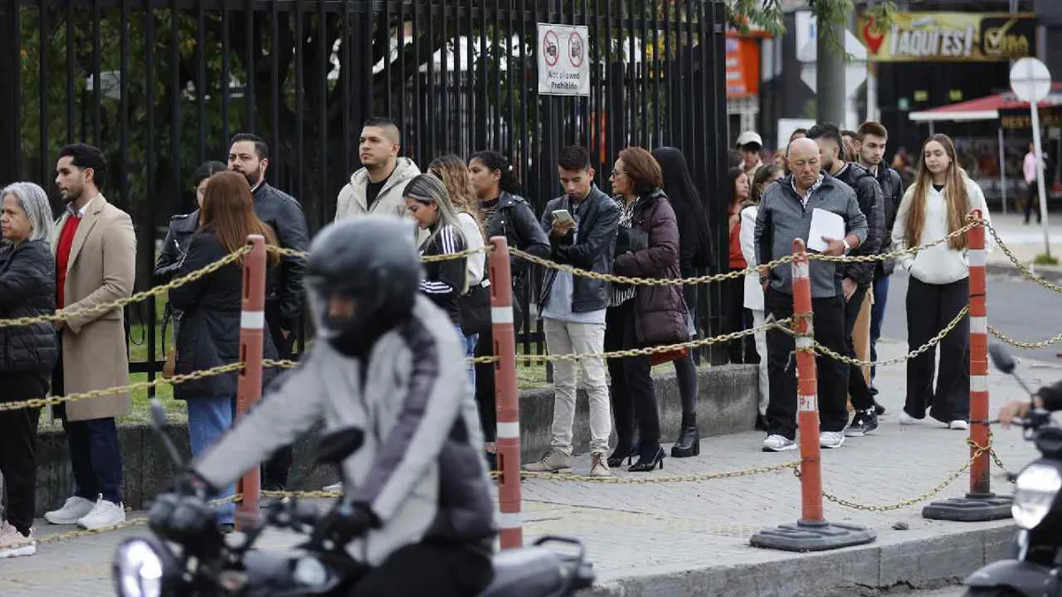 Centenares de personas llegan a embajada de EE.UU. en Bogotá tras reanudación de trámites