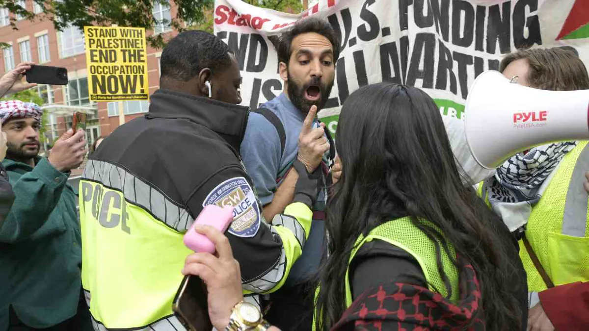 Decenas de universitarios detenidos por la policía en campamento propalestino en EEUU