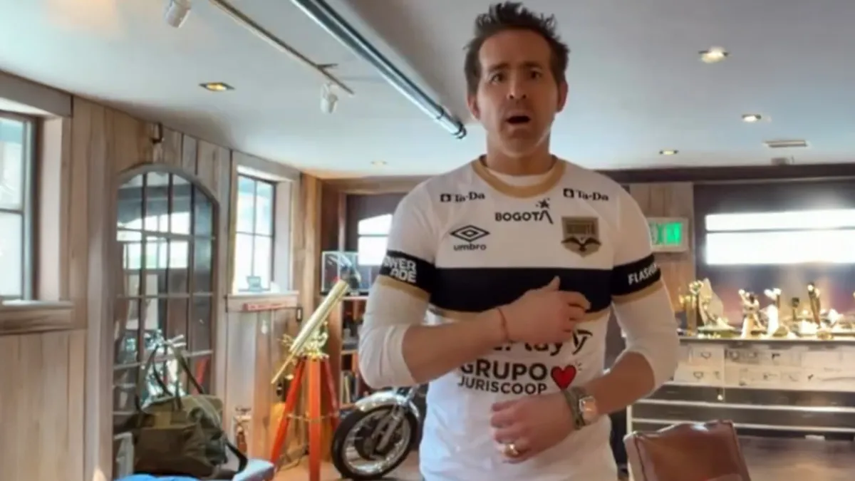 Ryan Reynolds estrena camiseta del Internacional de Bogotá adquirido por su grupo inversor