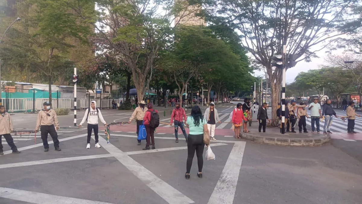 Indígenas bloquean accesos al centro administrativo La Alpujarra en Medellín