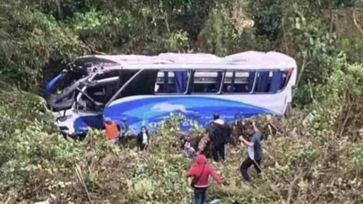 Bus cayó a un abismo y rodó varios metros en la vía entre Bucaramanga y Arauca