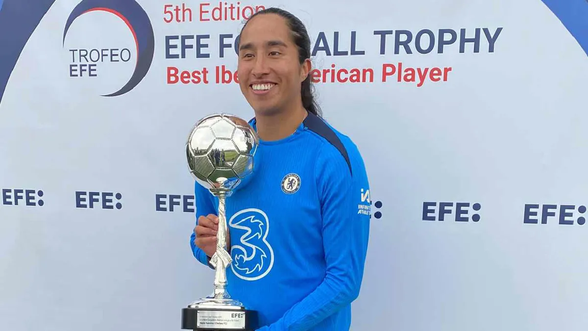 Mayra Ramírez recibe reconocimiento como mejor jugadora de Iberoamerica 2024