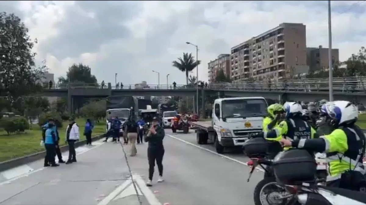 Caos vial en Bogotá por marcha de recicladores en la calle 26
