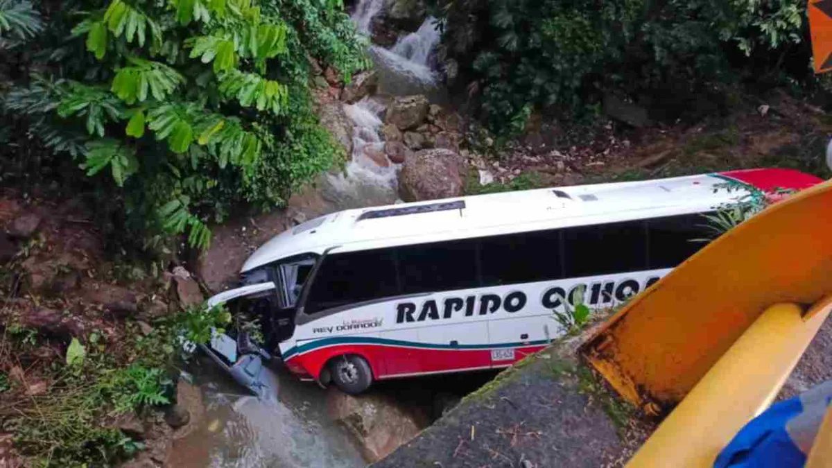 Al menos tres muertos y más de 20 heridos al volcarse un bus en Antioquia