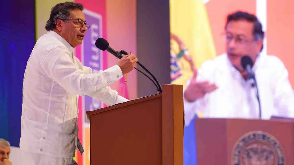 Petro dice que Colombia y Venezuela se gastaron su “riqueza petrolera” y no la invirtieron