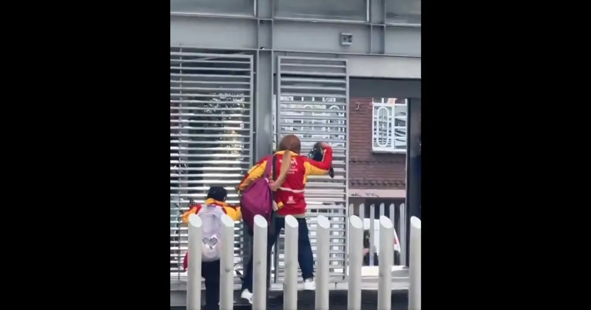 Transmilenio: video viral exhibe a presuntas funcionarias de la Alcaldia de Bogota colandose en la estacion Consuelo
