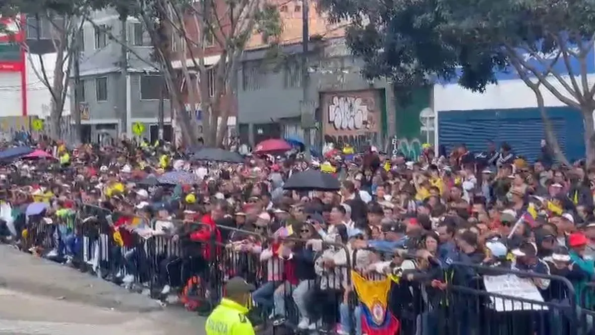 “Fuera Petro”: reclamo de ciudadanos por demora de Petro en desfile militar