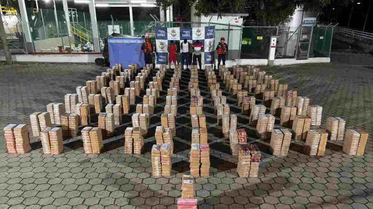 Incautan en un semisumergible 2,2 toneladas de cocaína en el Pacífico colombiano
