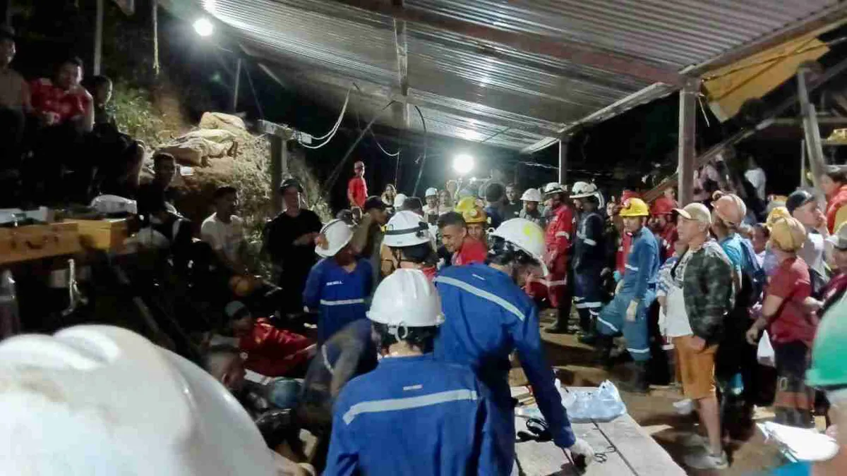 Rescatan con vida a 18 mineros que habían quedado atrapados en una mina