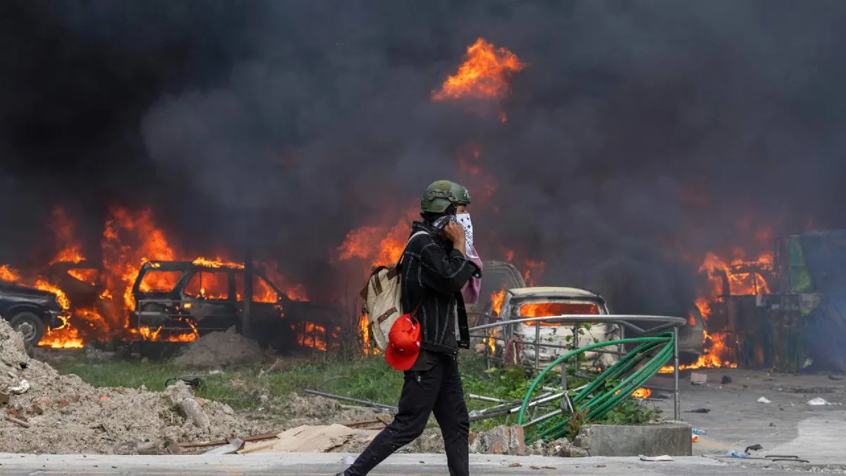 Nepal eleva a 25 los muertos en las protestas mientras presos huyen de varias cárceles