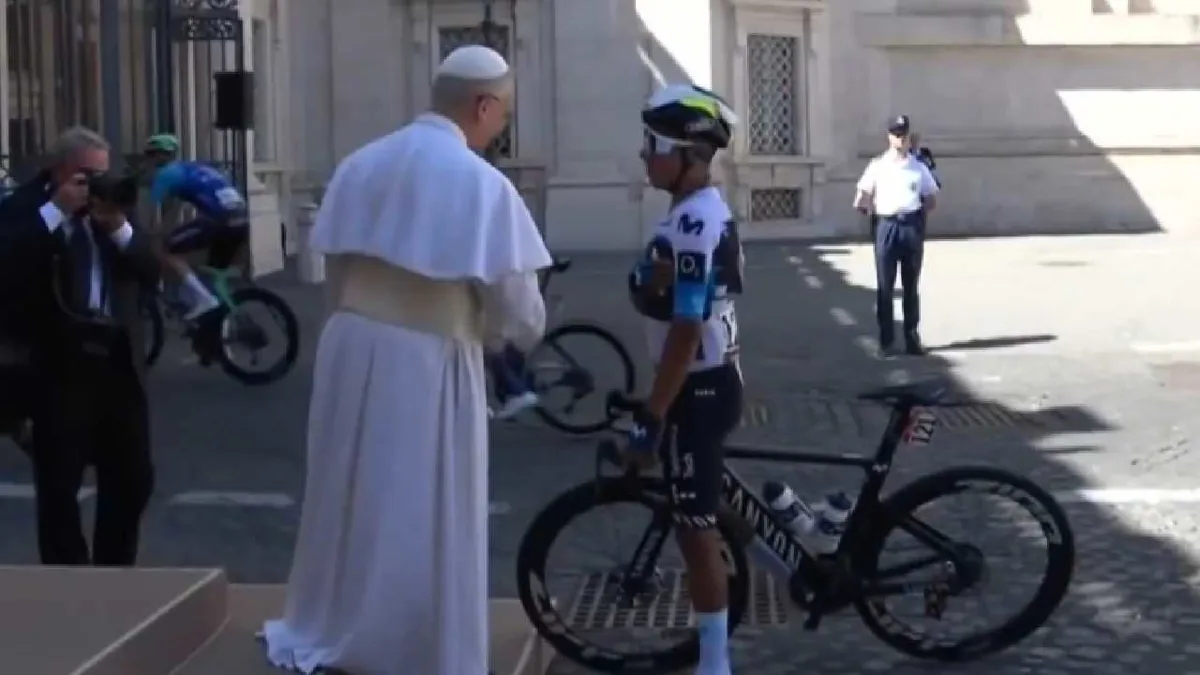 Nairo Quintana saludó al Papa en la “etapa” vaticana del Giro