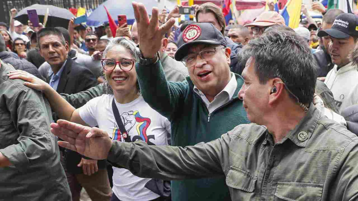 Gustavo Petro llega a mitad de mandato apoyado en sectores populares