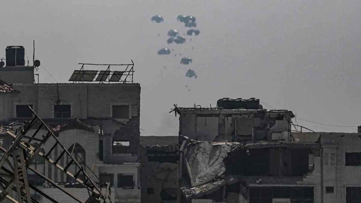 Lanzan más toneladas de ayuda humanitaria sobre la Franja de Gaza