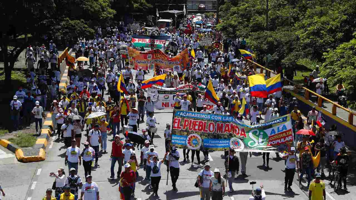 Trabajadores e indígenas salen a la calle en apoyo a consulta popular de Petro