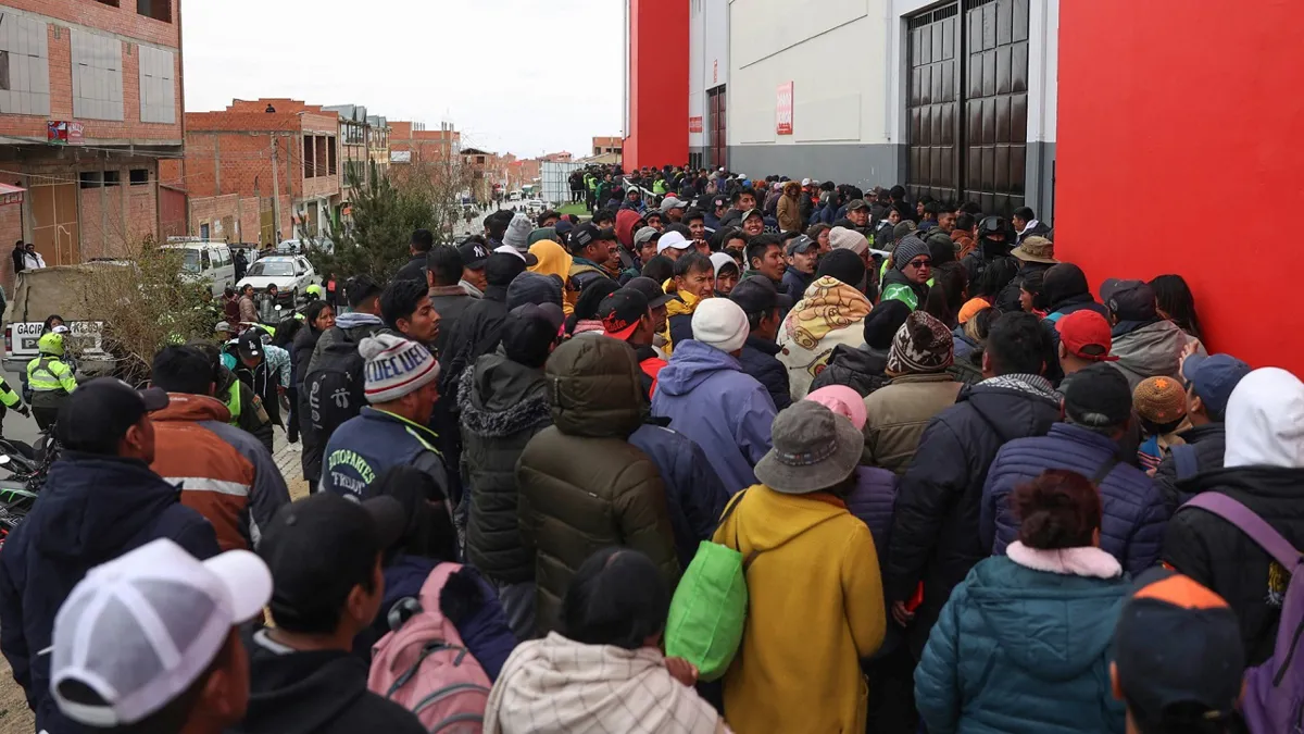 Aficionados bolivianos duermen y hacen filas por una entrada para el partido ante Colombia
