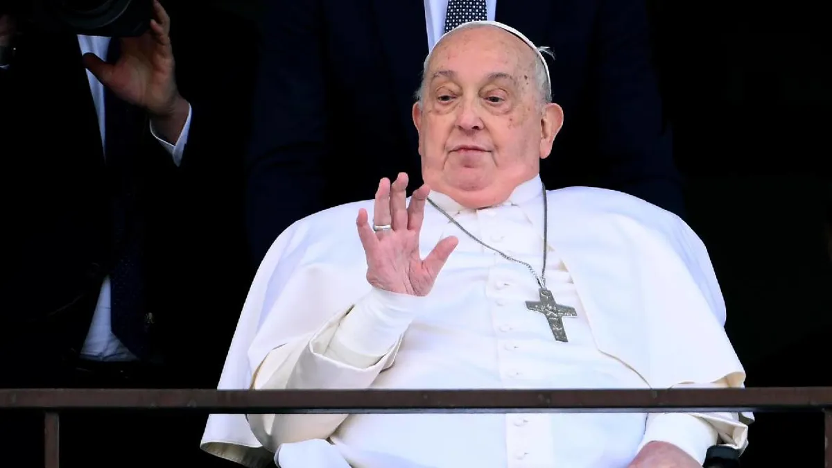 El papa reaparece tras 38 días y saluda desde el hospital antes de regresar al Vaticano