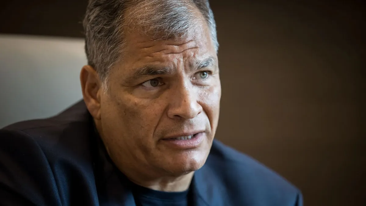 Correa califica de “demencial” el alza al 100 % de los aranceles de Ecuador a Colombia