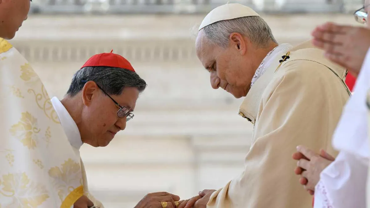 León XIV recibió el palio y el Anillo del Pescador, emblemas del poder pontificio