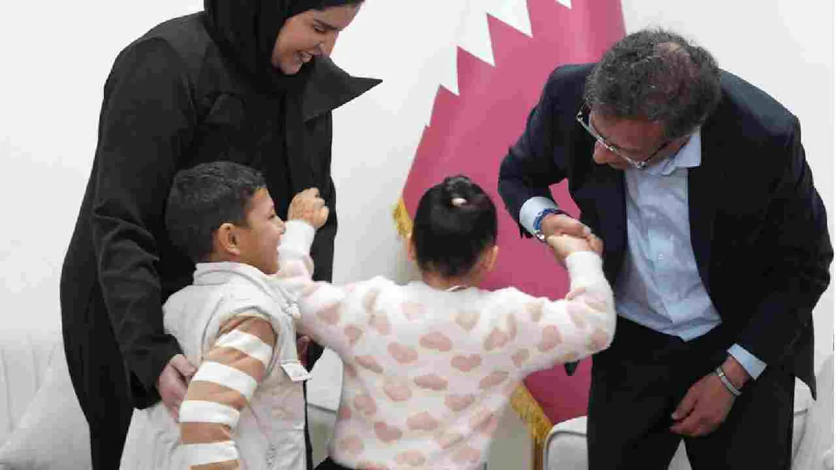 El presidente Petro visita en Doha un hospital donde atienden niños heridos en Gaza