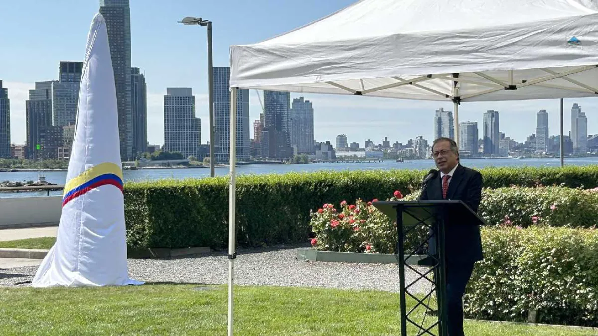 Petro inaugura en el jardín de la ONU un monumento dedicado a la paz en Colombia