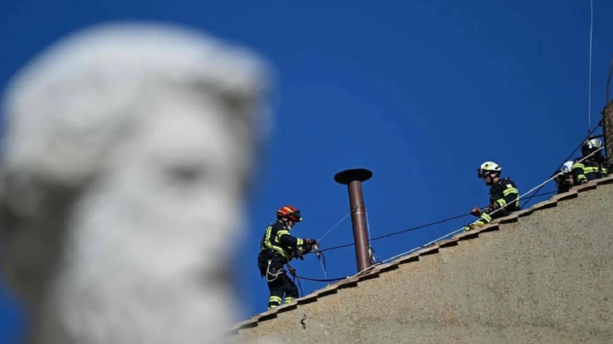 Se instala la chimenea en la Capilla Sixtina para el cónclave