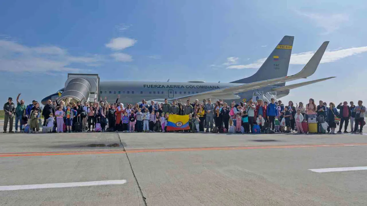 Regresan a Colombia más de 100 connacionales que estaban atrapados en el Líbano